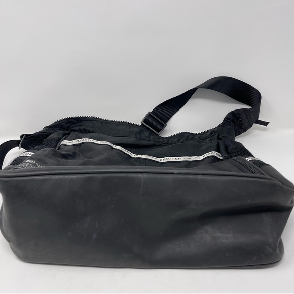 Kenneth Cole Reaction Messenger Bag - Picture 2 of 12
